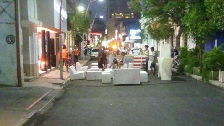 Duentildeos de perfumeriacutea cortaron calle ceacutentrica para celebrar inauguracioacuten