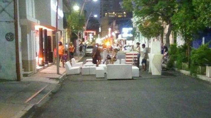 Duentildeos de perfumeriacutea cortaron calle ceacutentrica en horario pico para celebrar una inauguracioacuten