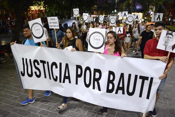 Masiva marcha por Bauti en la plaza