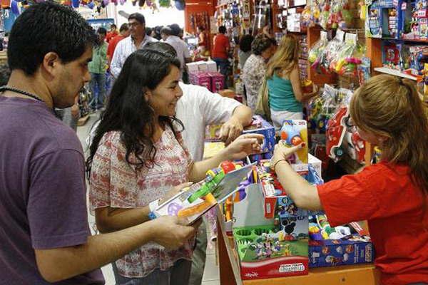 Las jugueteriacuteas se preparan para las ventas navidentildeas