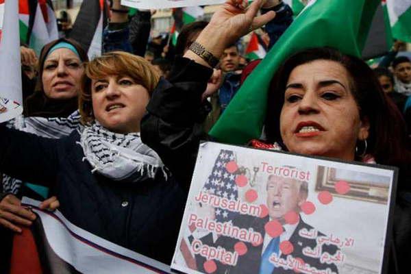 Miles de palestinos protestaron contra EEUU en Jerusaleacuten