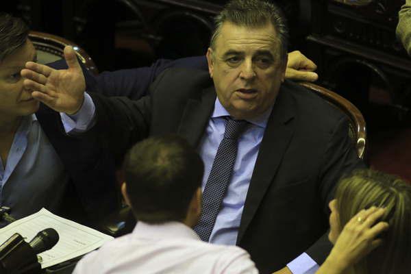 Bajo la promesa de un bono compensatorio el Gobierno busca aprobar la reforma previsional