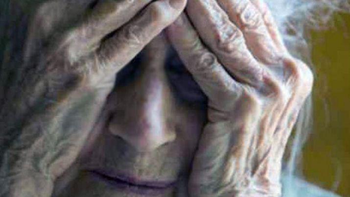 Amordazaron a una anciana y la golpearon con el mango de un cuchillo