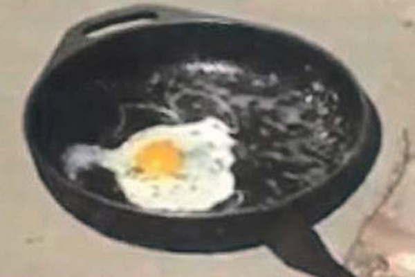 Un hijo de Elpidio Herrera cocinoacute un huevo al sol