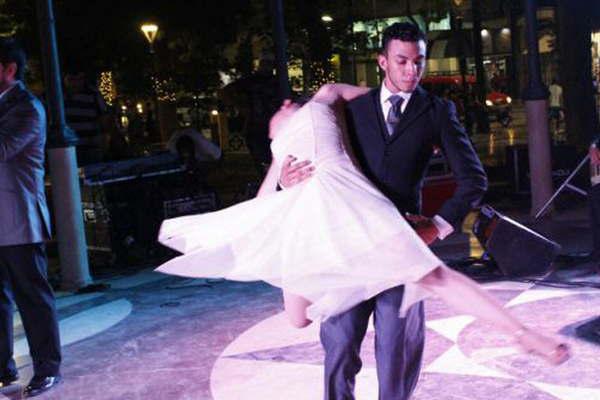 La comuna celebroacute el Diacutea Nacional del Tango en la plaza Libertad