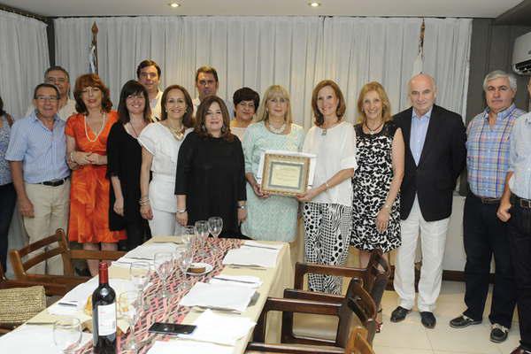 El Rotary Francisco de Aguirre distinguioacute a la Fundacioacuten Mujer