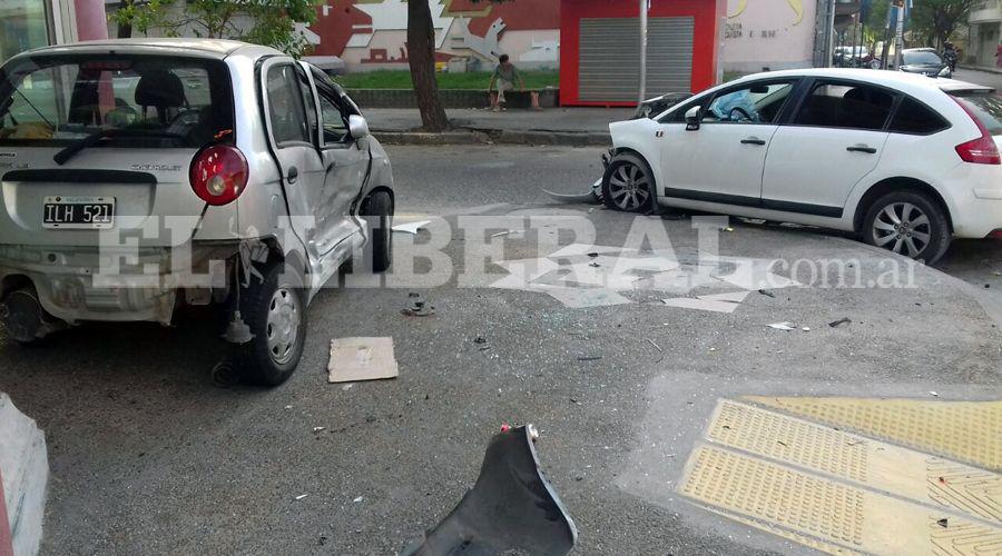 Fuerte choque de autos en esquina ceacutentrica