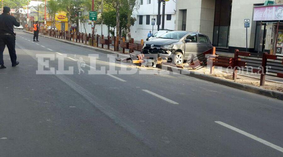 Violento choque entre un auto y un remiacutes en Av Belgrano