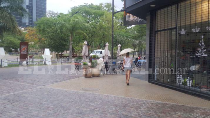 El viento y la lluvia pusieron fin a la ola de calor en Santiago