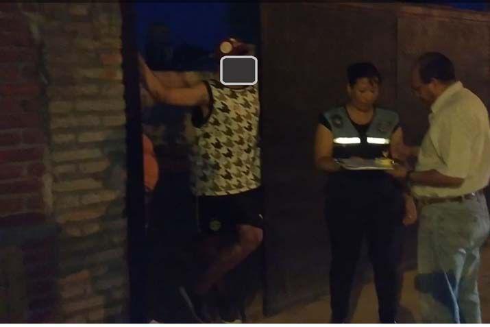 Desalojan fiesta clandestina y clausuran un kiosco en La Banda