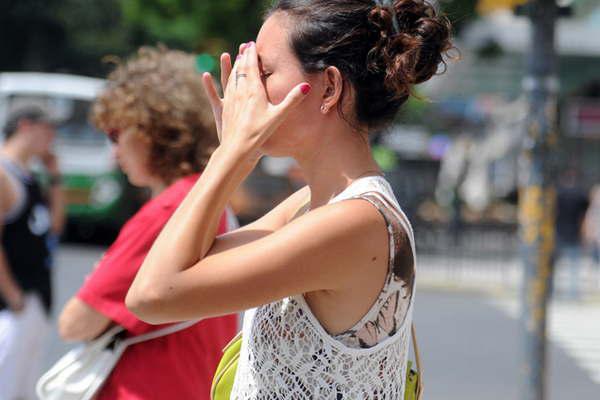 Por diacuteas de fuego en Santiago crecioacute el nuacutemero de afectados por golpe de calor