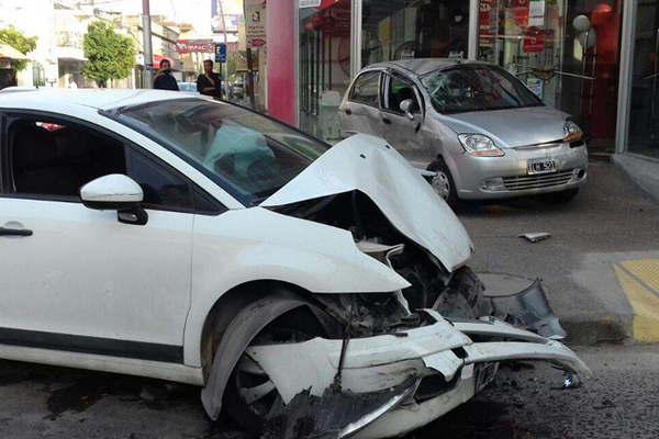 Un auto casi termina dentro de un comercio tras violento choque