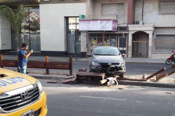 Perdioacute el control e impactoacute en los canteros de avenida Belgrano