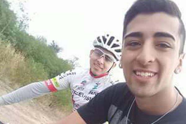 Conocido ciclista muere al chocar contra un auto