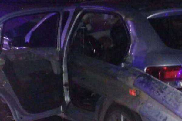 Contratista perdioacute el control de su auto y  el guardarrail lo atravesoacute unos 15 metros