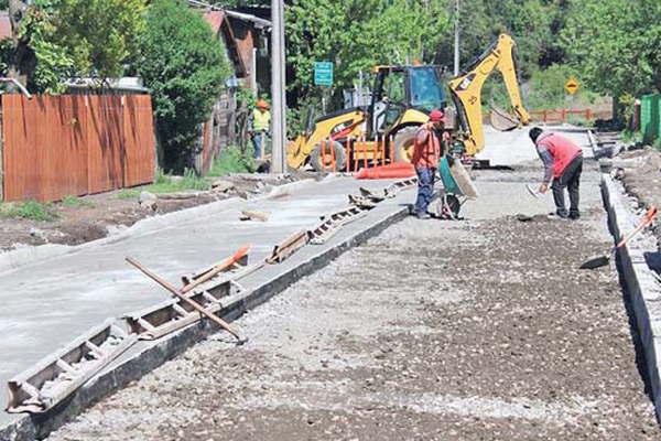 Lecuona expresoacute su beneplaacutecito por licitacioacuten para repavimentar calle