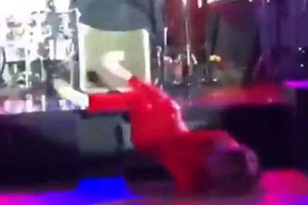 Faacutetima Florez protagonizoacute una violenta caiacuteda en medio de un show