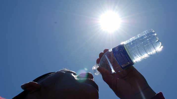 Siete tips para que los santiaguentildeos podamos evitar la deshidratacioacuten