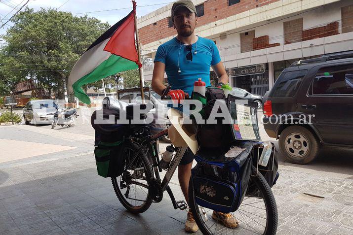 Un tucumano recorre el paiacutes en apoyo al pueblo palestino