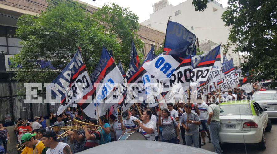 Organizaciones sociales sindicales y poliacuteticas marchan en Santiago