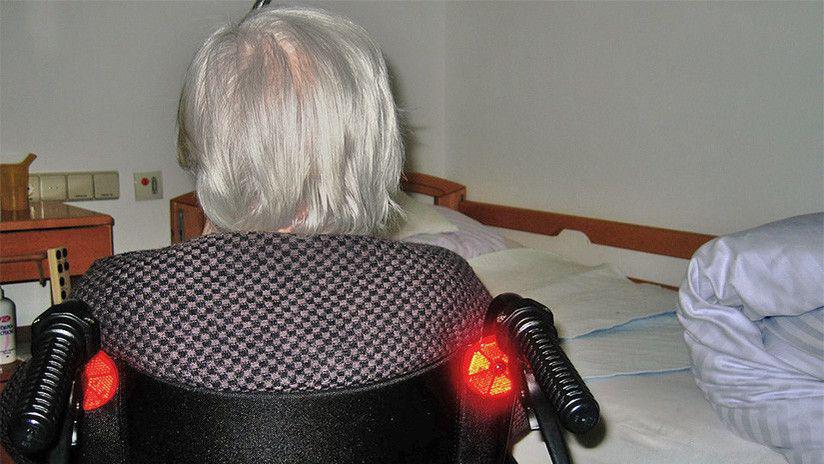 Policiacuteas desalojan a la fuerza a una anciana de 93 antildeos discapacitada
