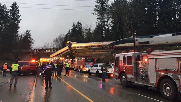 Descarriloacute un tren cayoacute sobre una autopista y dejoacute 6 muertos