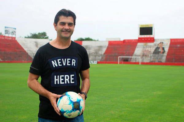 Rubeacuten Forestello asume en San Martiacuten de Tucumaacuten