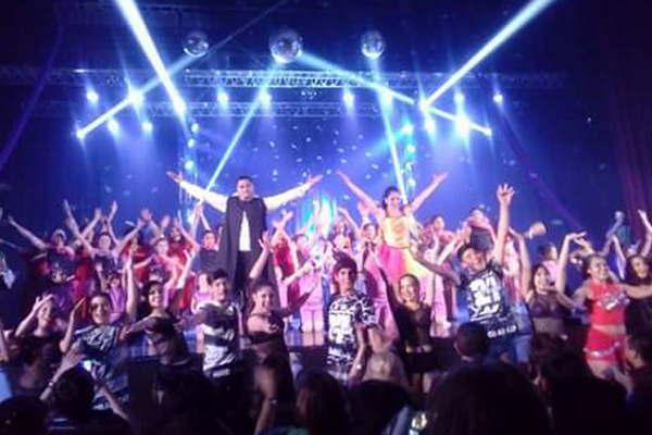 Los Ases del Ritmo tuvieron su noche de gala con maacutes de 100 bailarines en escena