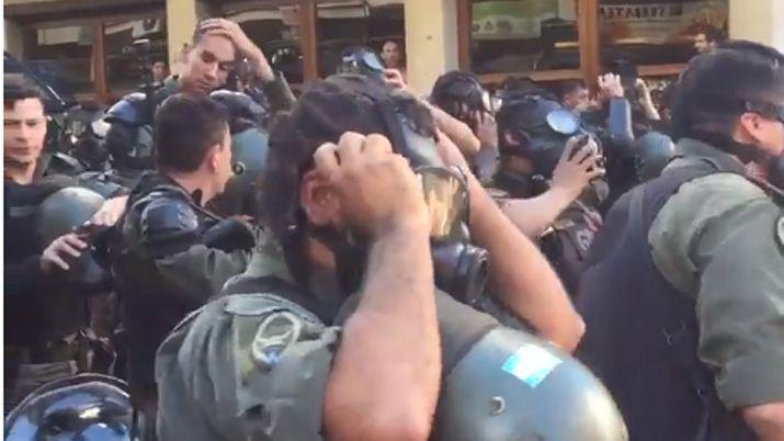 Video- gendarmes se sacaron las maacutescaras antigases por pedido de la gente