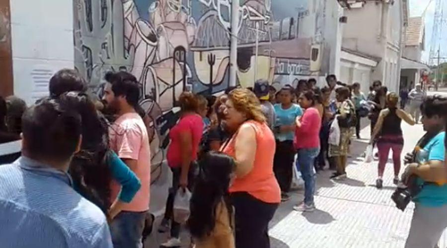 Largas colas en busca de pasajes de tren en La Banda