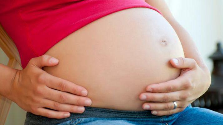 Detienen a un violento que atacoacute con un palo a su esposa embarazada