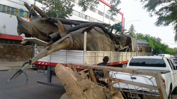 Insoacutelito- le cayoacute un dinosaurio encima de la camioneta