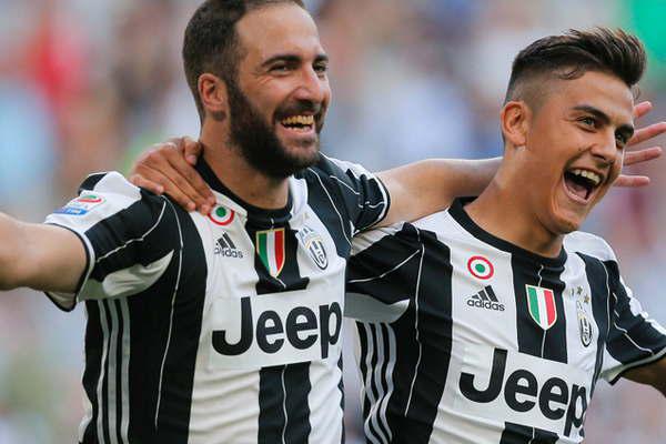 Juventus avanzoacute gracias a  los goles de Higuaiacuten y Dybala