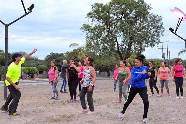Tres clases de gimnasia por semana en la plaza saludable del barrio Riacuteo Dulce