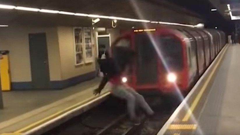 El arriesgado truco al saltar delante de un tren en marcha