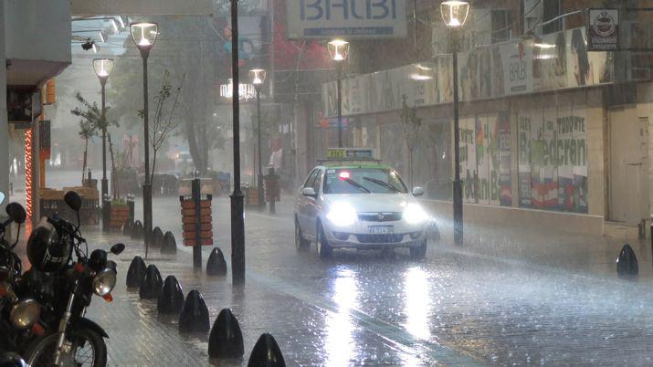 Viento lluvia y descenso de temperatura en Santiago