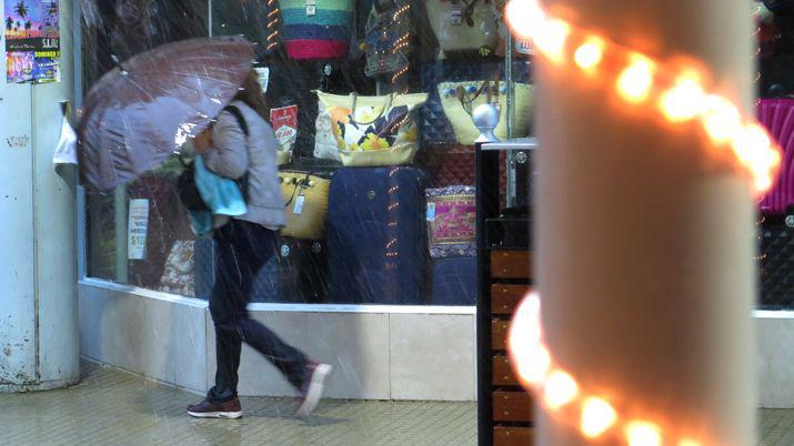 Viento lluvia y descenso de temperatura en Santiago