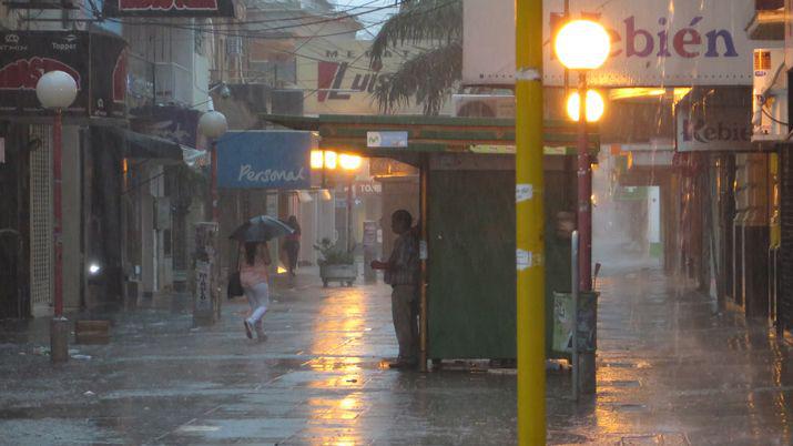 Viento lluvia y descenso de temperatura en Santiago