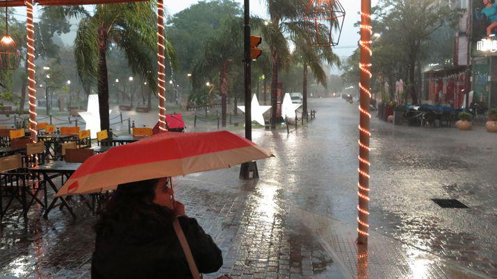 Viento lluvia y descenso de temperatura en Santiago