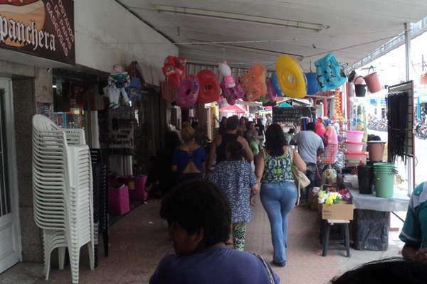 Los comerciantes piden exhibir sus productos en la viacutea puacuteblica 