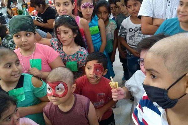 Chicos internados en el Cepsi Eva Peroacuten en un agasajo navidentildeo