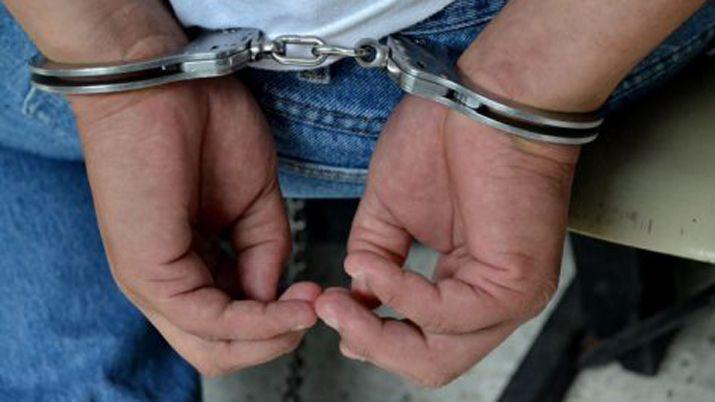 Un violento sujeto quiso balear a su esposa pero terminoacute hiriendo a un nieto