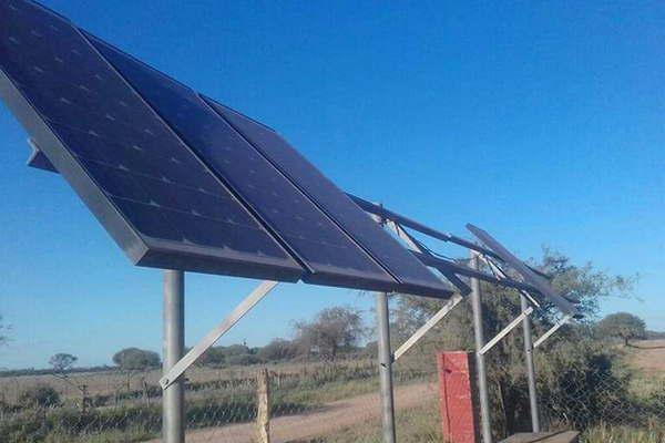 Roban ocho paneles solares en una escuela