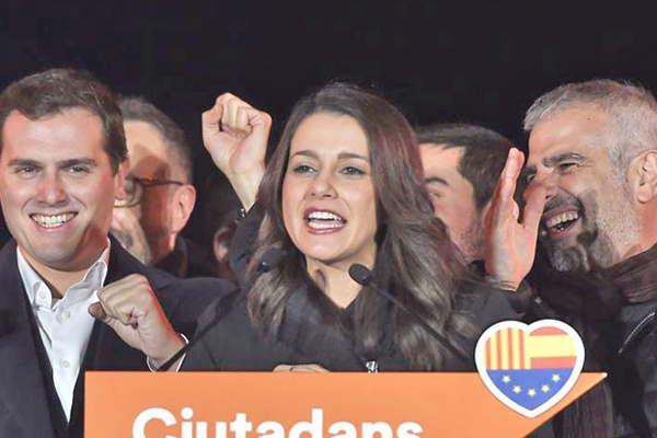 Los independentistas sumaron mayoriacutea absoluta en Cataluntildea