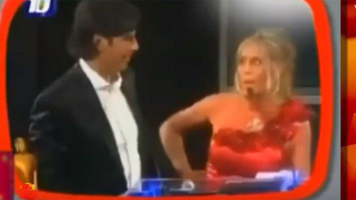 Viralizan un video de Juan Dartheacutes tocando la espalda a una conductora