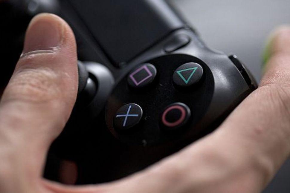 Los asaltan con una pistola de juguete mientras jugaban a la Play