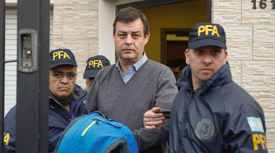 Por orden de Cristina Manzanares borroacute libros de Hotesur con Liquid Paper