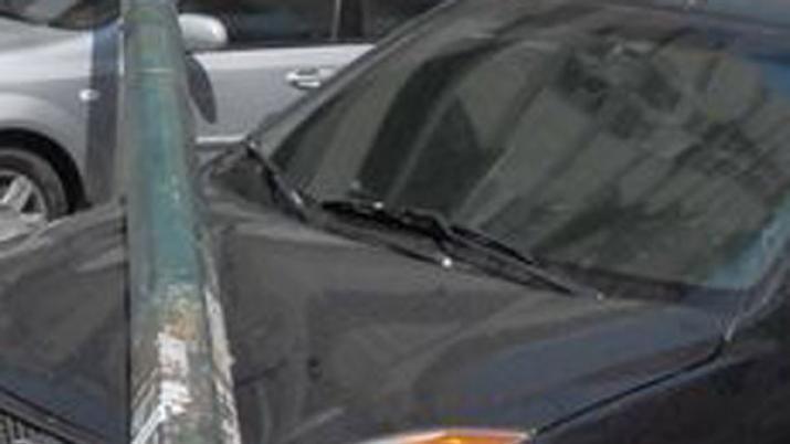 Perdioacute el control de su auto y chocoacute contra un poste
