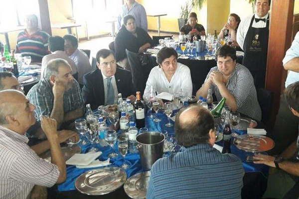 El gobernador compartioacute brindis con funcionarios y trabajadores