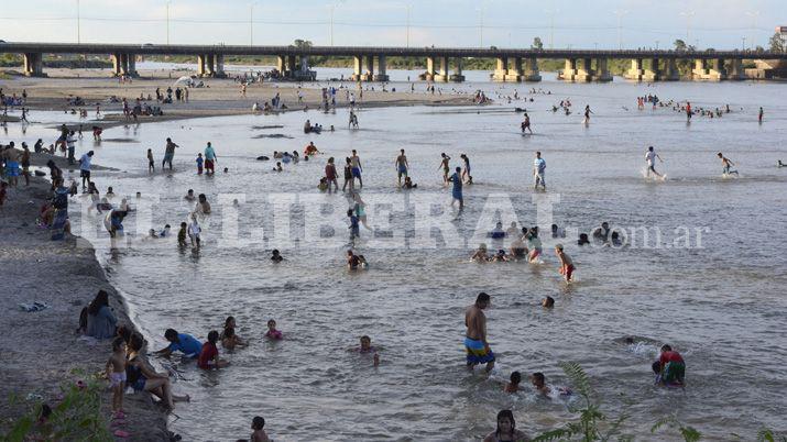 Los santiaguentildeos coparon la Costanera durante la tarde navidentildea
